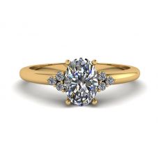 Anello Diamante Ovale con 3 Diamanti Laterali in Oro Giallo