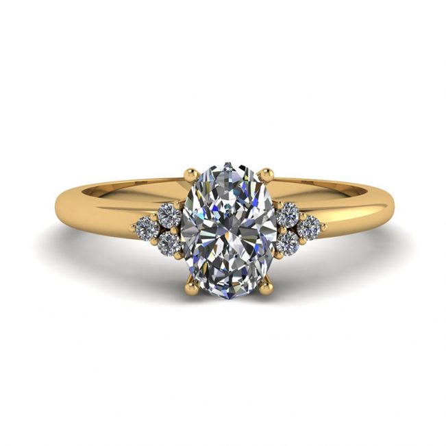 Anello Diamante Ovale con 3 Diamanti Laterali in Oro Giallo