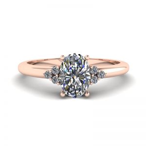 Anello Diamante Ovale con 3 Diamanti Laterali in Oro Rosa