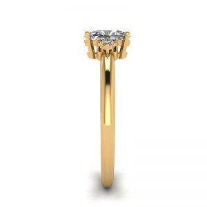 Anello Diamante Ovale con 3 Diamanti Laterali in Oro Giallo - Foto 2