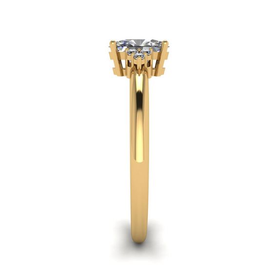 Anello Diamante Ovale con 3 Diamanti Laterali in Oro Giallo,  Ingrandisci immagine 3