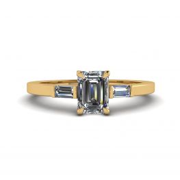 Anello in oro giallo con diamanti taglio smeraldo e baguette laterale