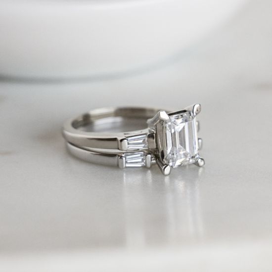 Anello con diamanti taglio smeraldo e baguette laterale,  Ingrandisci immagine 6