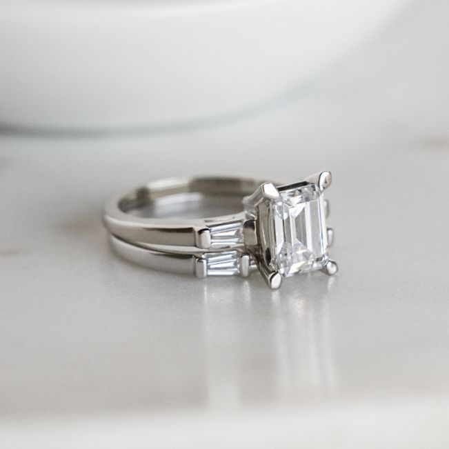 Anello con diamanti taglio smeraldo e baguette laterale - Foto 5