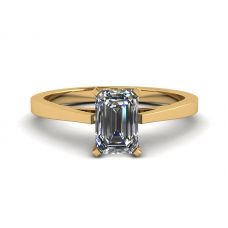 Anello con diamanti a taglio smeraldo in stile futuristico in oro giallo 18 carati