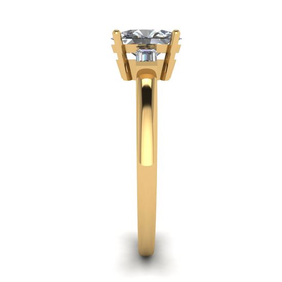 Anello in oro giallo con baguette laterali diamantate ovali, More Image 1