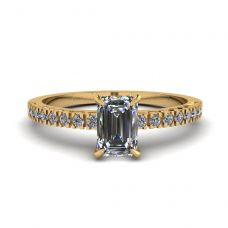 Anello in oro giallo 18 carati con diamante taglio smeraldo