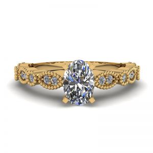 Anello in stile romantico con diamante ovale in oro giallo