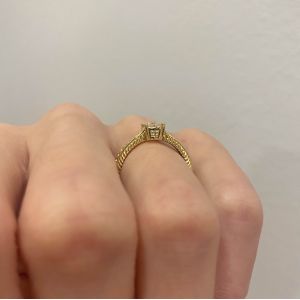 Anello in stile orientale con diamanti a taglio princess in oro giallo 18 carati - Foto 4
