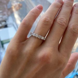 Classico anello con sette diamanti rotondi in oro bianco - Foto 4
