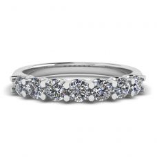 Classico anello con sette diamanti rotondi in oro bianco