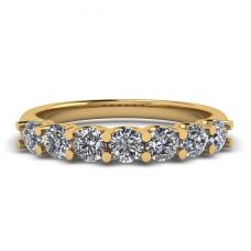 Classico anello con sette diamanti rotondi in oro giallo