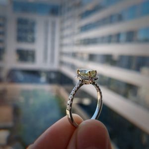 Anello con diamante giallo ovale da 1,13 ct con alone di diamante - Foto 6