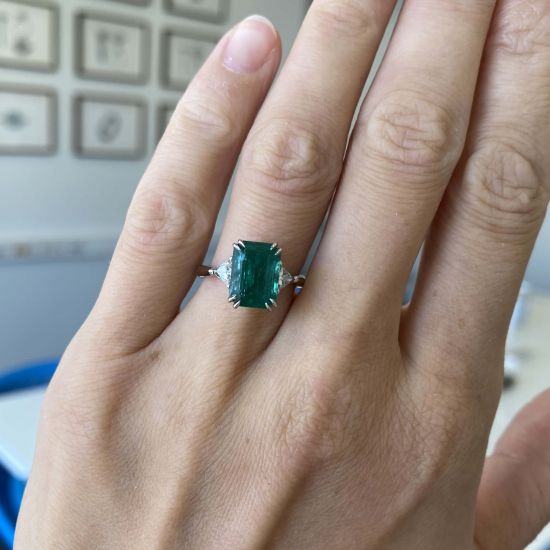 Anello con smeraldi da 3,31 carati e trilioni di diamanti laterali,  Ingrandisci immagine 7