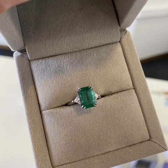 Anello con smeraldi da 3,31 carati e trilioni di diamanti laterali,  Ingrandisci immagine 5