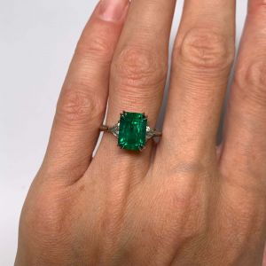 Anello con smeraldi da 3,31 carati e trilioni di diamanti laterali - Foto 5