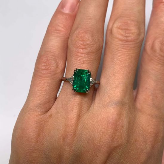 Anello con smeraldi da 3,31 carati e trilioni di diamanti laterali,  Ingrandisci immagine 6