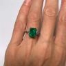 Anello con smeraldi da 3,31 carati e trilioni di diamanti laterali, Immagine 6