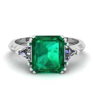Anello con smeraldi da 3,31 carati e trilioni di diamanti laterali