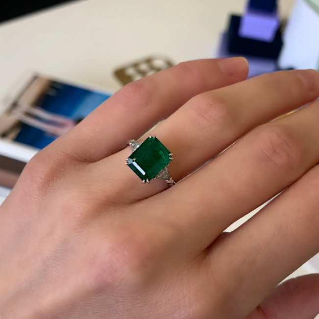 Anello con smeraldi da 3,31 carati e trilioni di diamanti laterali - Foto 7