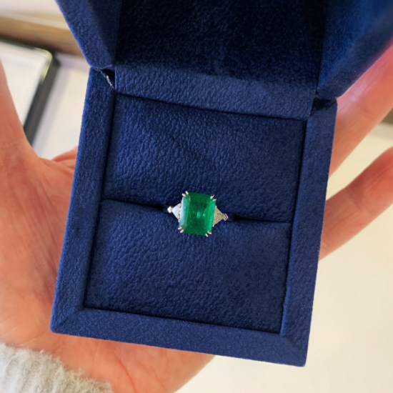 Anello con smeraldi da 3,31 carati e trilioni di diamanti laterali,  Ingrandisci immagine 13