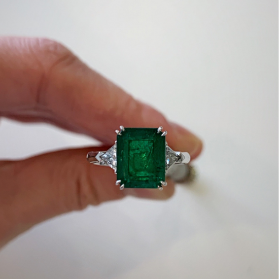 Anello con smeraldi da 3,31 carati e trilioni di diamanti laterali,  Ingrandisci immagine 11