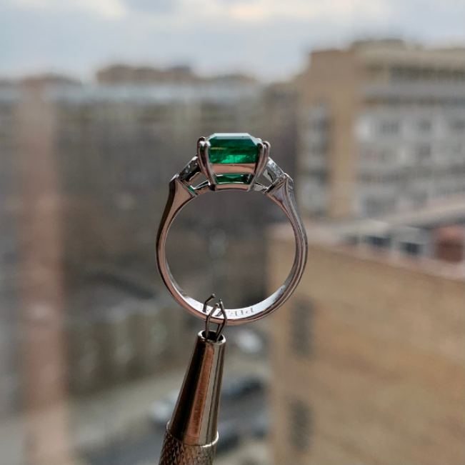 Anello con smeraldi da 3,31 carati e trilioni di diamanti laterali - Foto 11