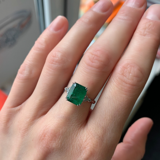 Anello con smeraldi da 3,31 carati e trilioni di diamanti laterali,  Ingrandisci immagine 9