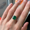 Anello con smeraldi da 3,31 carati e trilioni di diamanti laterali, Immagine 9