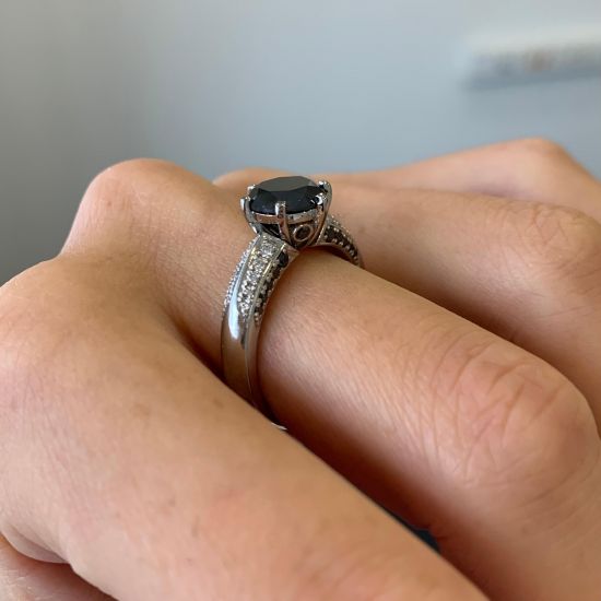 Diamante nero a 6 griffe con anello pavé di due colori in oro bianco,  Ingrandisci immagine 5
