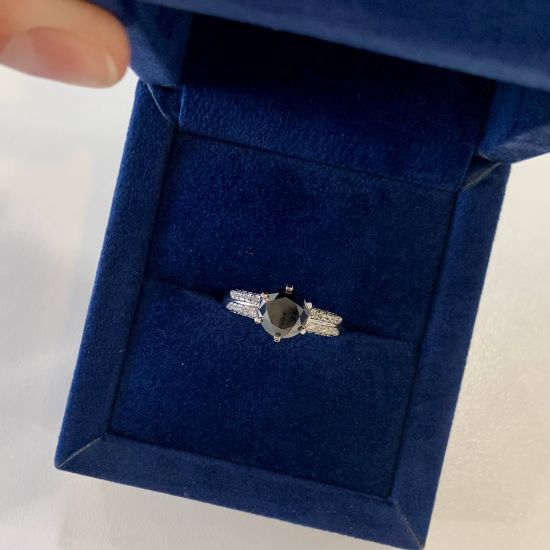 Diamante nero a 6 griffe con anello pavé di due colori in oro bianco,  Ingrandisci immagine 7