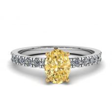 Diamante giallo ovale con anello a pavé laterale