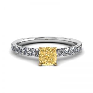 Diamante giallo Cushion da 0,5 ct con anello a pavé laterale
