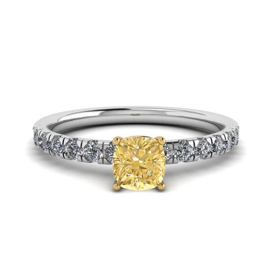 Diamante giallo Cushion da 0,5 ct con anello a pavé laterale, Ingrandisci immagine 1