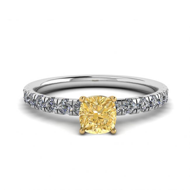 Diamante giallo Cushion da 0,5 ct con anello a pavé laterale