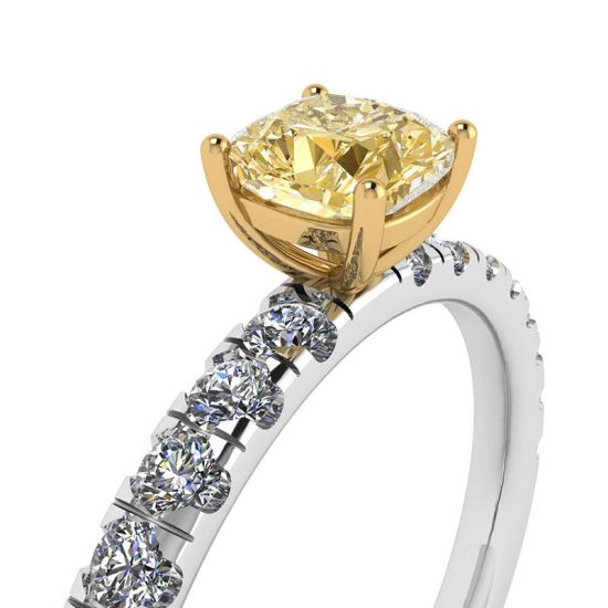 Diamante giallo Cushion da 0,5 ct con anello a pavé laterale, More Image 0