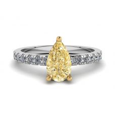 Diamante giallo a pera da 0,5 ct con anello a pavé laterale