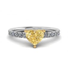 Diamante giallo a cuore da 0,5 ct con anello a pavé laterale