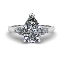 Anello con tre pietre di diamanti a pera