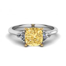 Diamante giallo Cushion da 1 carato con anello trilioni laterali