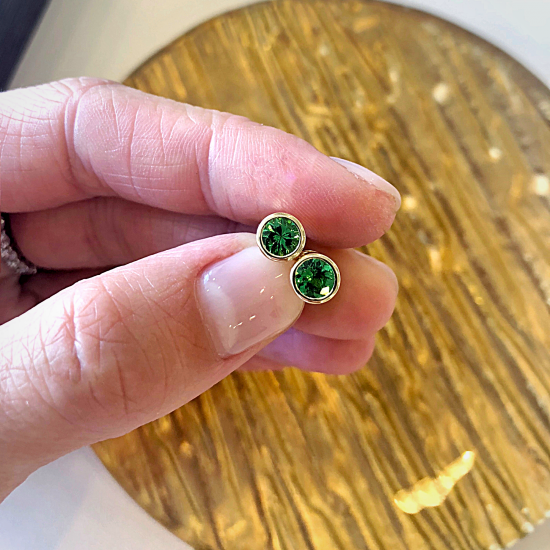 Orecchini a bottone con smeraldi in oro bianco,  Ingrandisci immagine 4